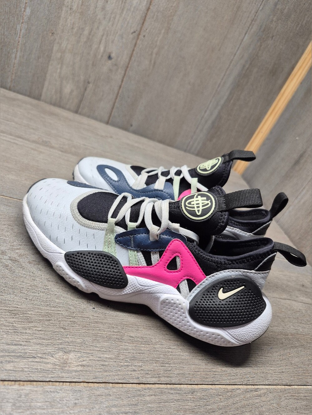 Nike Huarache E.d.g.e. (Girls Youth 2.5) Athletic Shoes